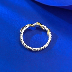 Makro-Detail des S925 Silber Schlangenrings mit Zirkonia-Steinen und goldenem Wein-Dekor