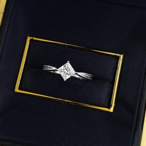 Elegante anello in argento 925 con diamante taglio princess in scatola di velluto blu