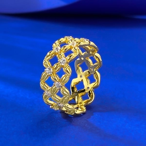 Bague dorée élégante avec motif en treillis et oxydes de zirconium sur soie bleue