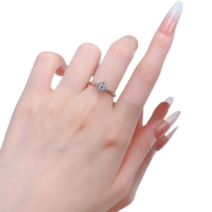 Exquisite S925 sterling silver four-leaf clover ring with micro-paved sparkling zircons