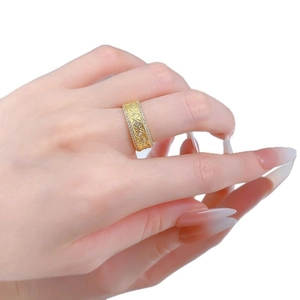 Bague dorée de style vintage avec gravure florale et double rangée de zircons brillants