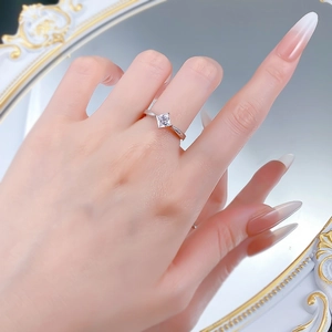 Dettaglio dell'anello in argento S925 con zircone cubico taglio princess sulla mano