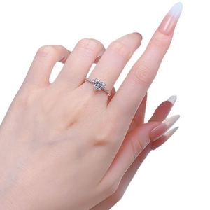 Bague élégante avec diamant cœur 7mm et anneau fin en argent portée à la main