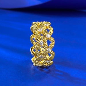 Bague florale ajourée en argent S925 doré avec accents de trèfles en cristal étincelant