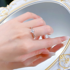 Dettaglio dell'anello in argento S925 taglio princess con fascia a spirale nello specchio