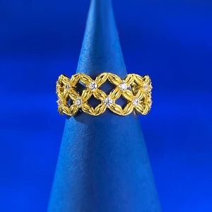 Vue macro de la bague en maille dorée ajourée avec zircons ronds et design symétrique