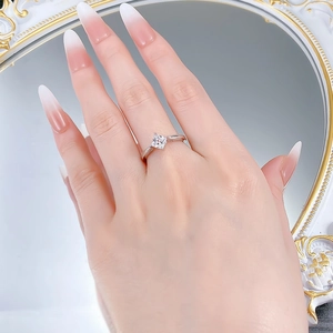 Vista dettagliata dall'alto di un anello in argento 925 con zircone taglio princess