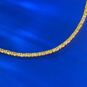 Makroansicht luxuriöser gelber Edelsteine im Ovalschliff auf einem Silberarmband