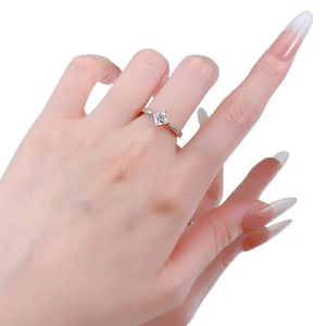 Elegante anello in argento S925 con scintillante zircone taglio princess 5x5mm a quattro griffe