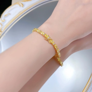 Luxuriöses S925 vergoldetes Silberarmband mit gelben Edelsteinen und Diamanten am Handgelenk