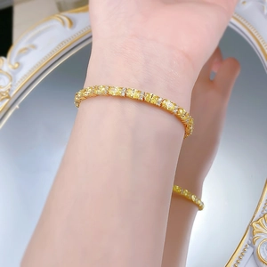 Detailansicht eines vergoldeten S925 Tennisarmbands mit gelben ovalen Diamanten am Handgelenk