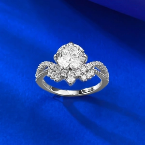 Détail de la pierre ronde brillante et du serti pavé couronne sur bague argent 925