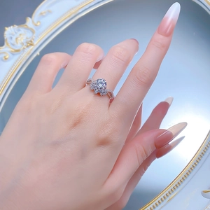 Gros plan sur la bague couronne en V en argent 925 avec une pierre centrale ronde brillante