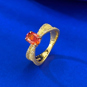 Anello in argento S925 con gemma ovale rosso-arancio e trama a rete sulla fascia