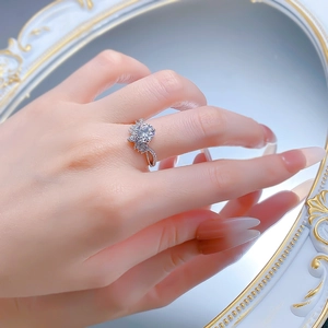 Gros plan détaillé d'une bague couronne en argent 925 avec un grand zircon rond brillant