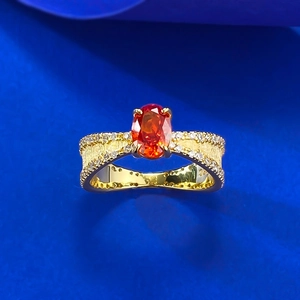 Vista dettagliata dell'anello in argento S925 con gemma arancione-rossa ovale e diamanti