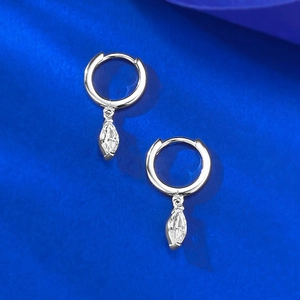 Détail macro de boucles d'oreilles marquise en argent sterling S925 poli et zircon