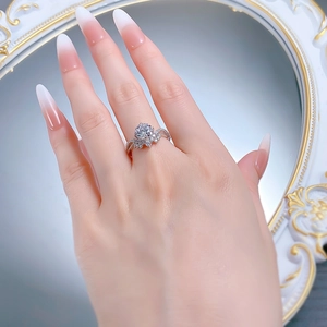 Gros plan d'une bague en argent 925 en forme de V avec sertissage halo arrondi