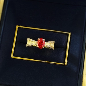 Elegante anello in argento S925 placcato oro con zircone rosso-arancio ovale e pavé di diamanti