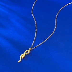 Collier avec pendentif serpent doré serti de cristaux blancs et yeux en pierre rouge