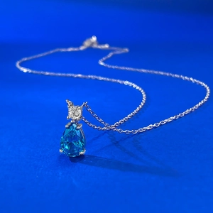 Collier élégant en argent S925 avec pierre bleue en forme de poire et zircon clair