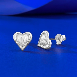 Minimalistische Herz-Ohrstecker aus S925 Sterlingsilber mit gehämmerter Textur für Damen
