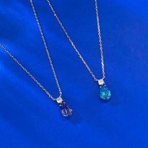 Gros plan détaillé de colliers en argent S925 avec pendentifs en forme de poire bleus