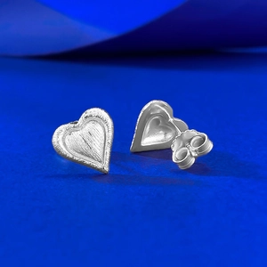 Makroaufnahme der S925 Silber Herzstecker mit mattierter, gehämmerter Texturoberfläche