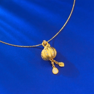 Pendentif citrouille dorée élégant avec cristaux sur fond en soie bleu nuit luxueux