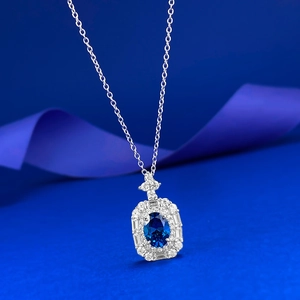 Collier en argent S925 avec pendentif saphir bleu ovale et entourage de diamants brillants