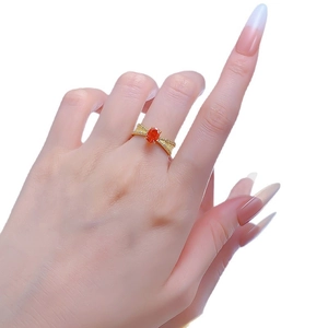 Elegante anello in argento S925 con pietra ovale rosso-arancio e diamanti su fascia d'oro