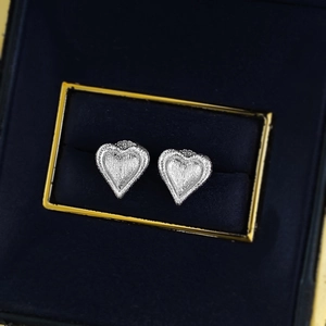 S925 Sterling Silber Herz Ohrstecker mit gebürstetem Finish auf blauem Samthintergrund