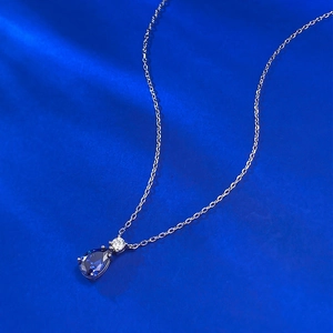 Vue macro du pendentif en pierre bleue en poire avec chaîne en argent S925