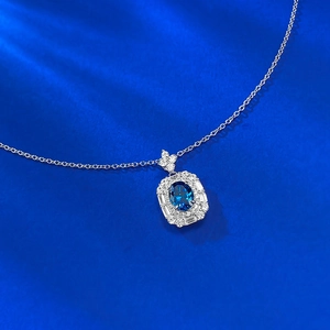 Collier en argent S925 avec pendentif saphir ovale et double entourage de diamants