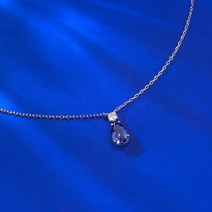 Macro de ce collier en argent S925 avec pendentif goutte en pierre bleue en forme de poire