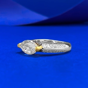 Bague en argent S925 sertie d'un cristal marquise avec détails dorés élégants
