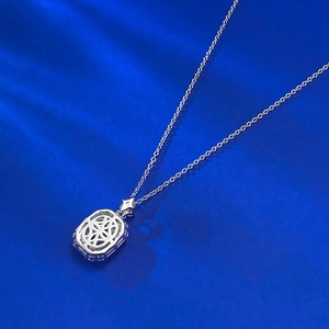 Vue arrière détaillée du pendentif en argent S925 avec motifs géométriques ajourés