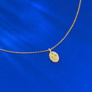 Collier S925 plaqué or avec pendentif fleur de lys et cadre en zircon scintillant