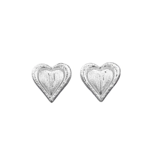 S925 Sterling Silber Ohrstecker in Herzform mit gebürsteter Textur und unregelmäßigem Rand