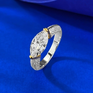 Bague en argent S925 sertie d'un zircon marquise blanc et griffes bicolores dorées