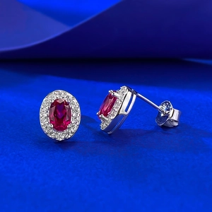 Dettaglio macro di orecchini a lobo rossi ovali con punzonatura in argento sterling S925