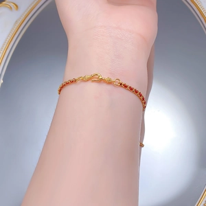Dettaglio del bracciale intrecciato in argento S925 con cordoncino rosso e gancio a S
