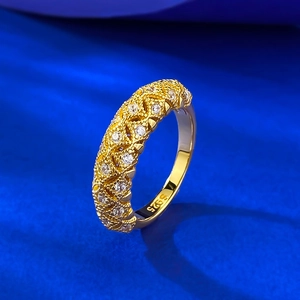 Vue macro d'une bague en argent S925 plaqué or avec sertissage de cristaux sur plusieurs rangs
