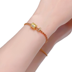 Elegante bracciale in argento S925 dorato con cordino rosso e ciondolo a quadrifoglio