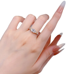 Bague en argent S925 avec zircon blanc taille marquise portée sur une main
