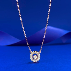 Elegante collana Dancing Stone in oro rosa con cristalli su sfondo di seta blu