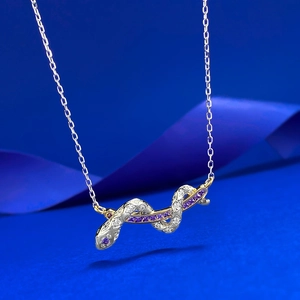 S925 Silber Schlangen Halskette mit lila Edelstein auf Klein blauem Hintergrund