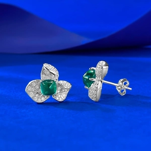 Détail de boucles d'oreilles fleur en argent S925 avec émeraude de synthèse et zircon
