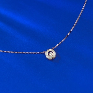 Dettaglio collana oro rosa con pietra centrale danzante e pavé di diamanti brillanti