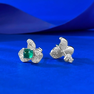 Détails des boucles d'oreilles en argent S925 avec émeraude carrée et halo de zircone